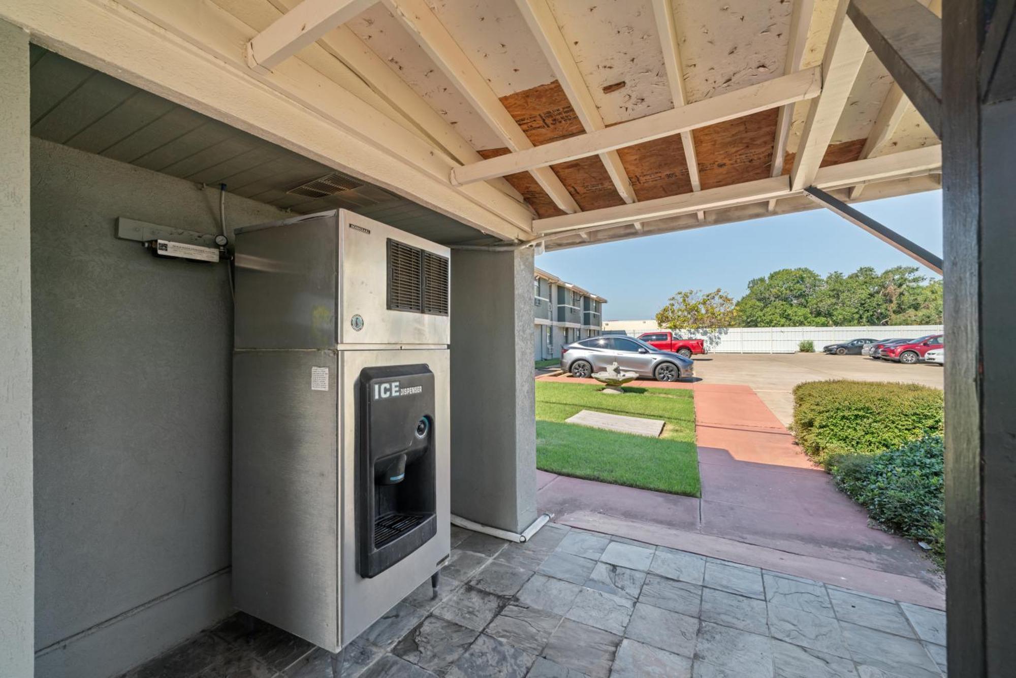 Americas Best Value Inn & Suites Brenham Exteriör bild